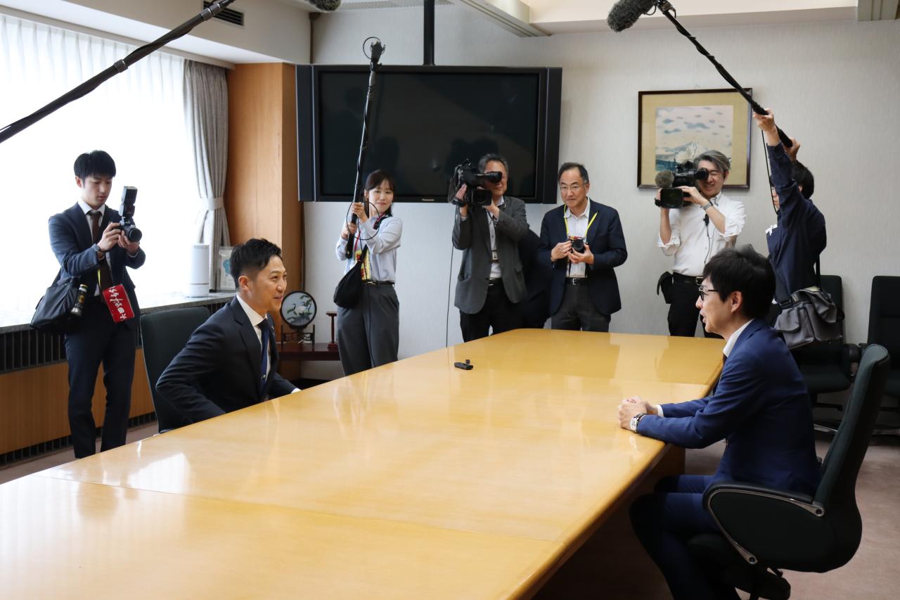 070428　秋田市長との面会（就任あいさつ等）1